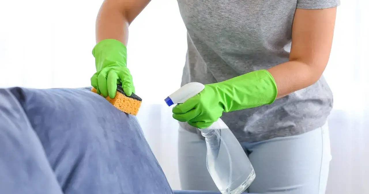 Jak usunąć plamy z kanapy sodą oczyszczoną – skuteczne metody czyszczenia