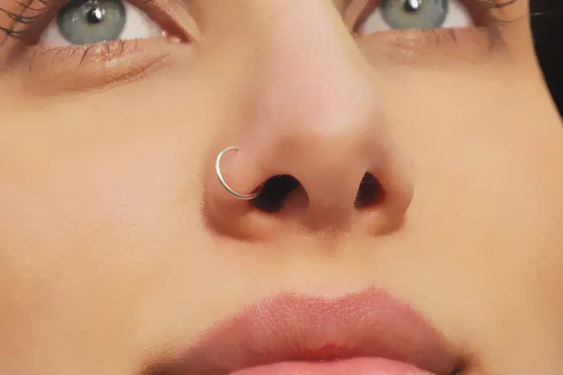 Gdzie zrobić kolczyk w nosie? Wybierz studio i uniknij błędów!