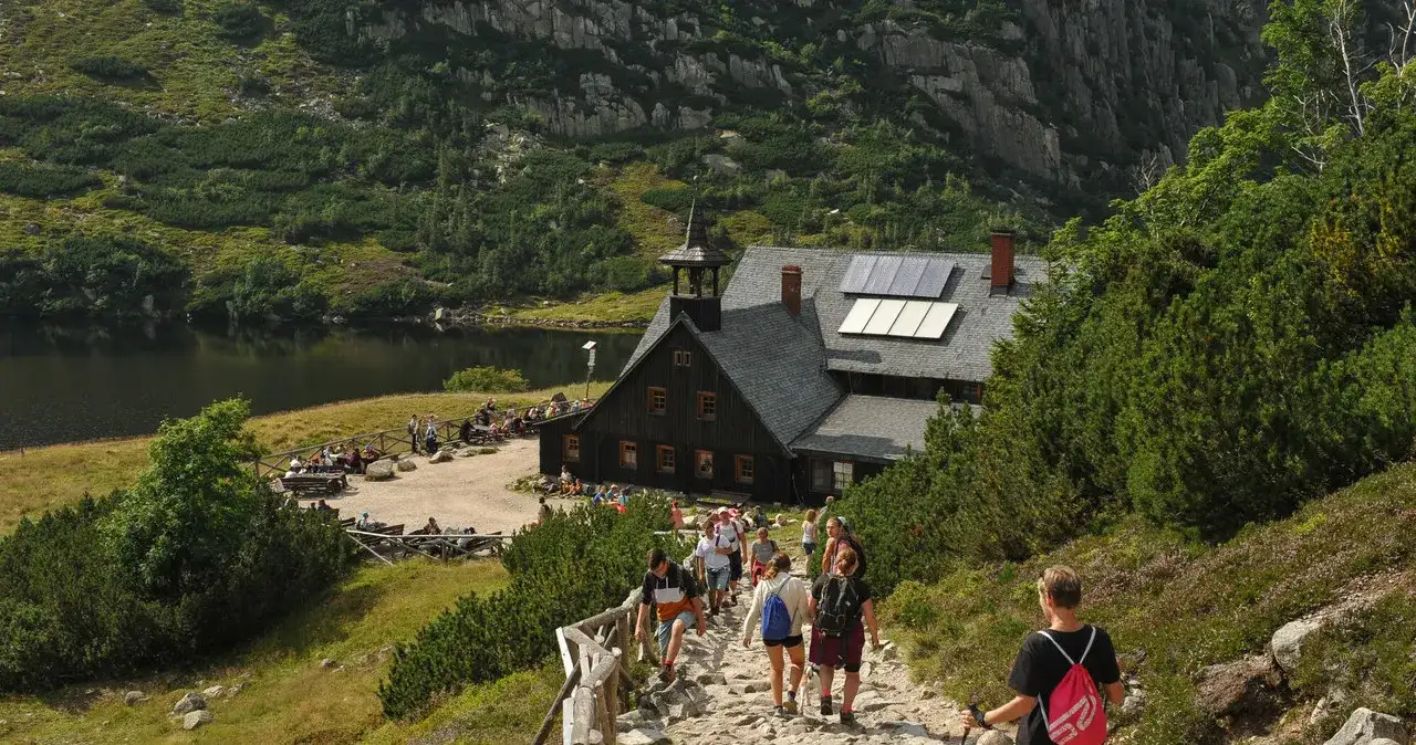 Ile kosztuje nocleg w schronisku? Ceny, zniżki i lokalizacje