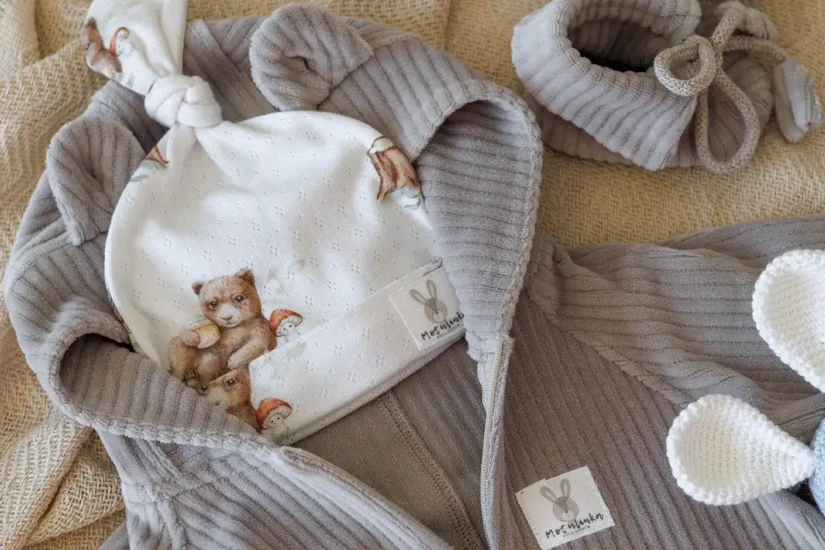 Kombinezon dla noworodka: Wybór, rozmiar, bezpieczeństwo w foteliku