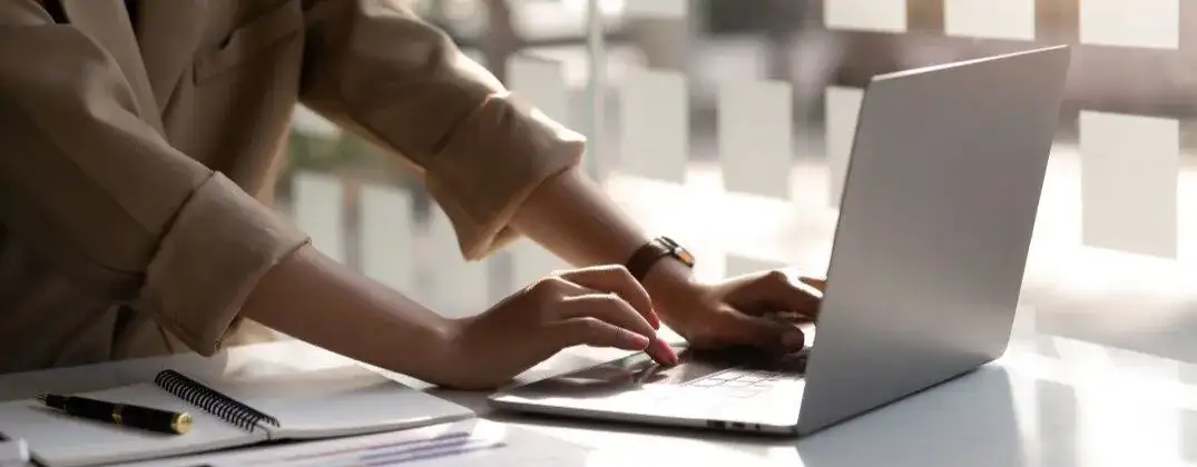 Ile prądu zużywa laptop? Sprawdź realne koszty pracy!