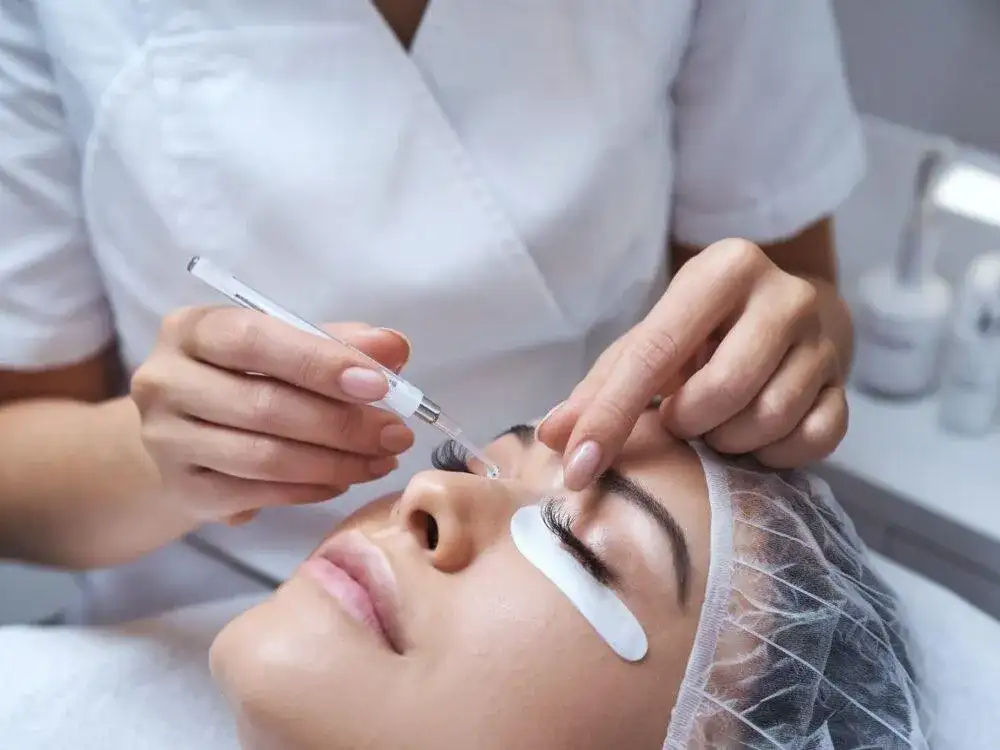 Laminowanie rzęs ile kosztuje? Poznaj ceny i uniknij wysokich wydatków