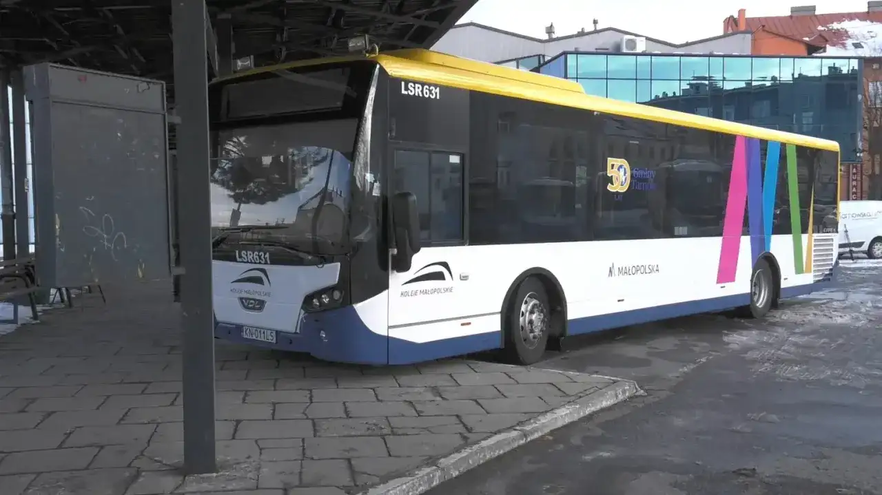 Autobus Kolei Małopolskich na przystanku w Bochni, gotowy do podróży do Żegociny.