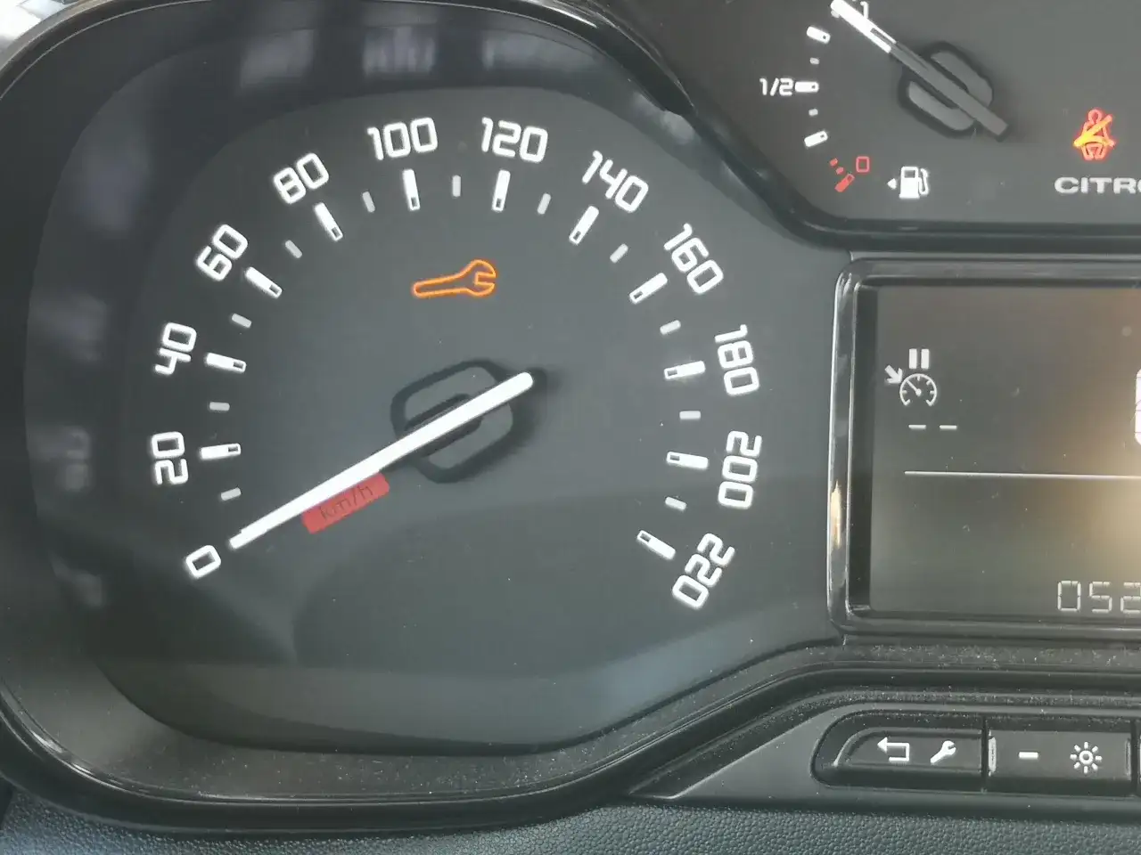 Klucz płaski na desce: Co oznacza? Kiedy jechać, a kiedy do serwisu?