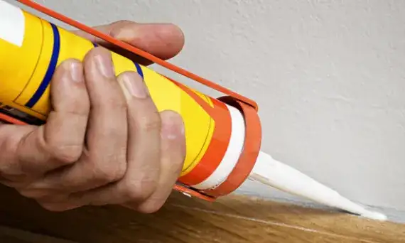 Silikon czy akryl do listew? Wybierz mądrze!