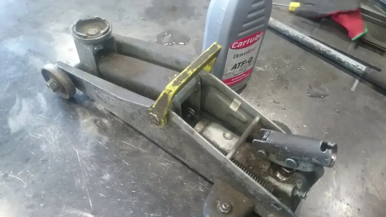 Jak dolać olej do lewarka - proste kroki, aby uniknąć problemów