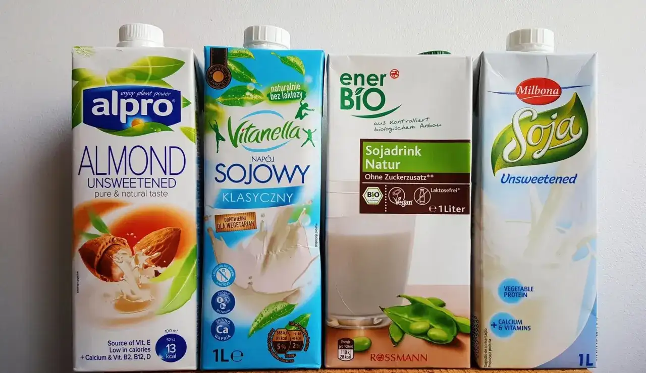 Cztery kartony mleka roślinnego: migdałowe Alpro, sojowe Vitanellax, sojowe EnerBio i sojowe Milbona.