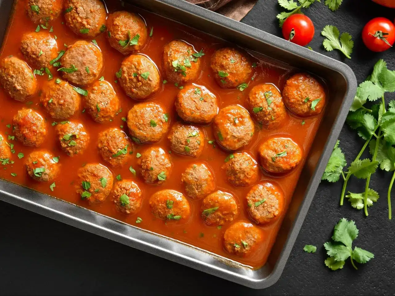 Idealne surówki do klopsików w sosie pomidorowym, które zaskoczą smakiem