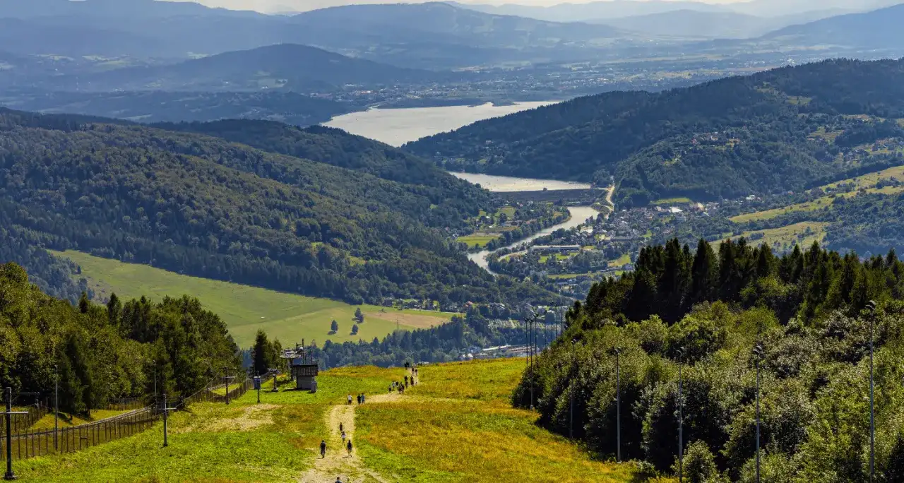 Beskidy: Gdzie jechać? Najpiękniejsze miejsca i widoki czekają!