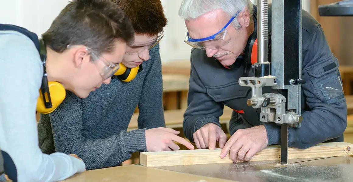 Staż vs Praktyka: Kluczowe różnice, które musisz znać (2025)