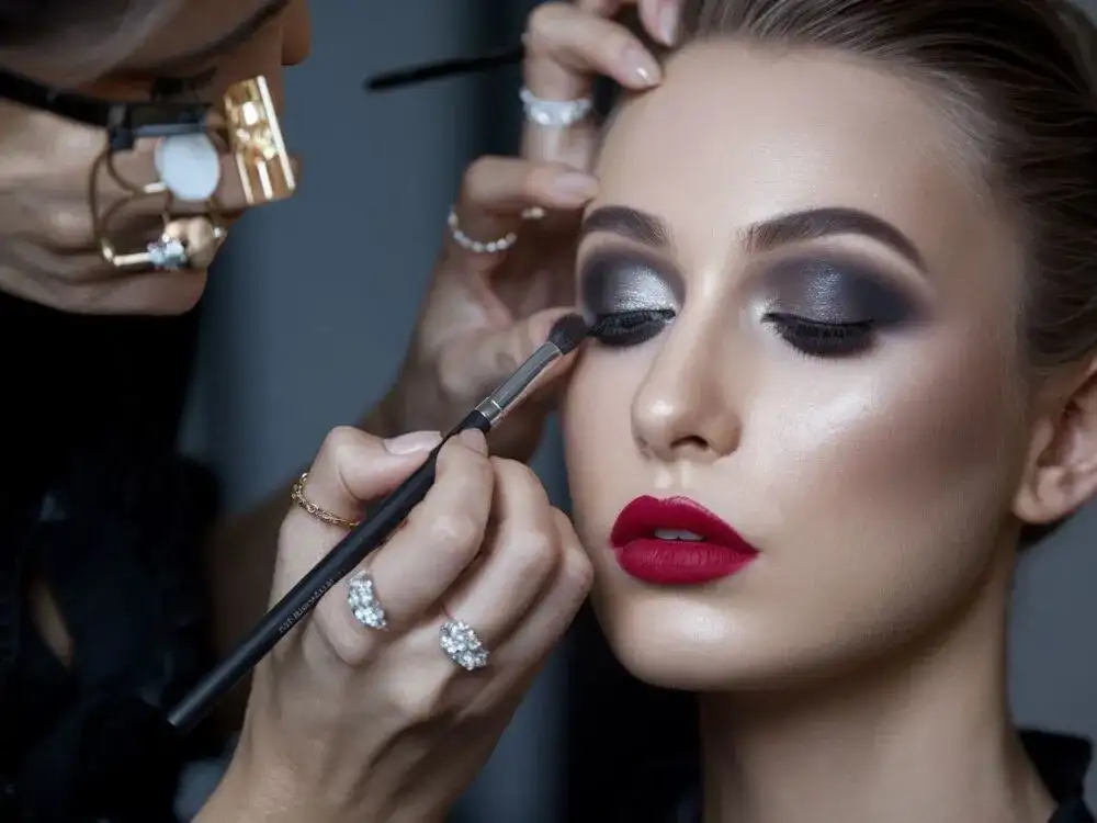 Makijaż wieczorowy krok po kroku: trwały look na każdą okazję