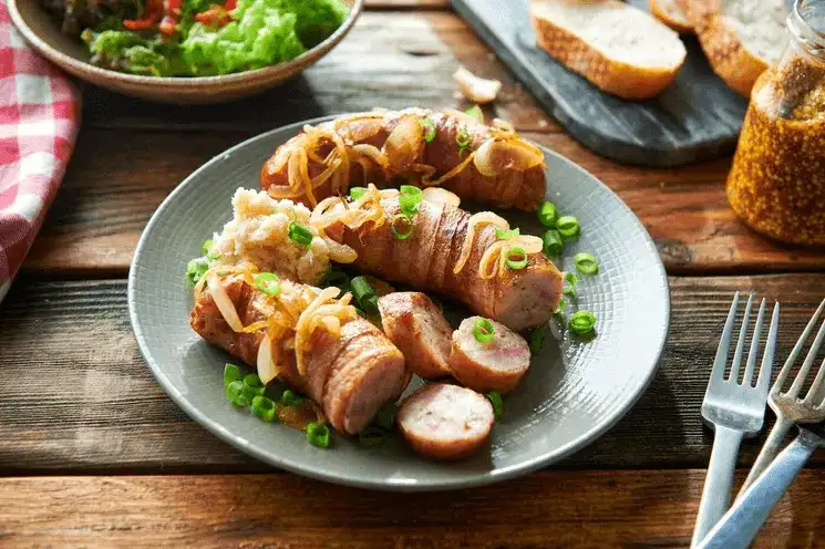 Przepisy na kiełbasę z wołowiny i boczku, które zachwycą smakoszy