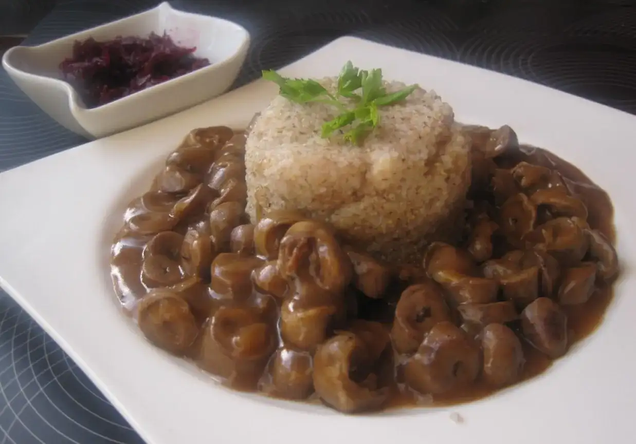 Jak zrobić gulasz z serc drobiowych? Przepis krok po kroku