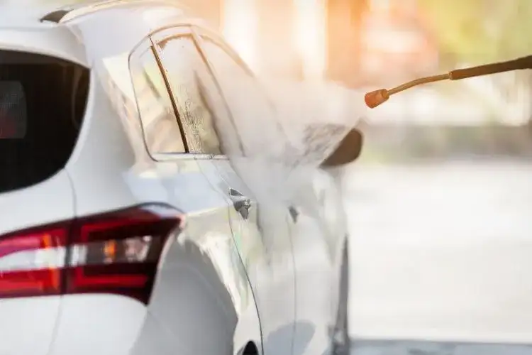 Myjnia automatyczna: Jak działa? Czy porysuje Twój lakier?