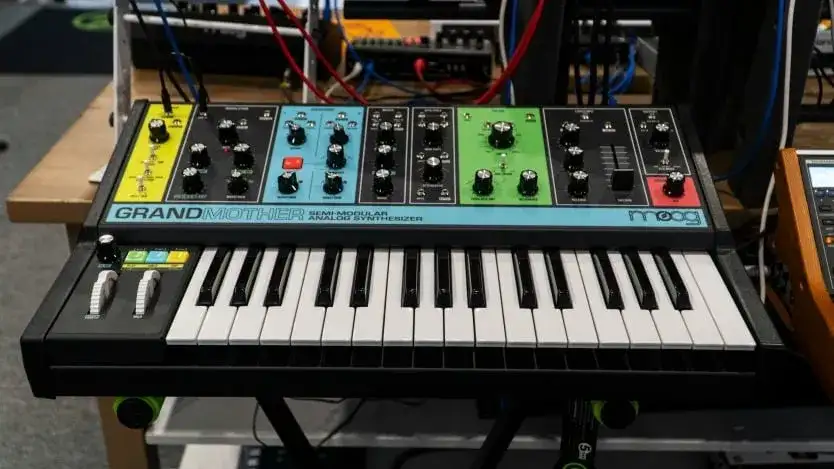 Muzyka elektroniczna lat 80.: Jak syntezatory podbiły świat?