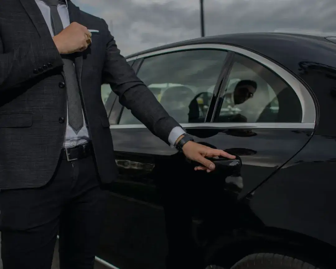 Wynajem samochodu z kierowcą — luksus czy praktyczne rozwiązanie?