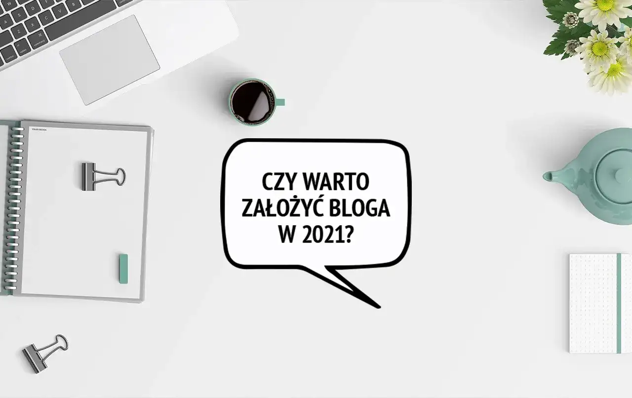 Na biurku leży laptop, notatnik i filiżanka kawy. Dymek z tekstem "Czy warto założyć bloga w 2021?" sugeruje, że to pytanie o założenie bloga na Facebooku.