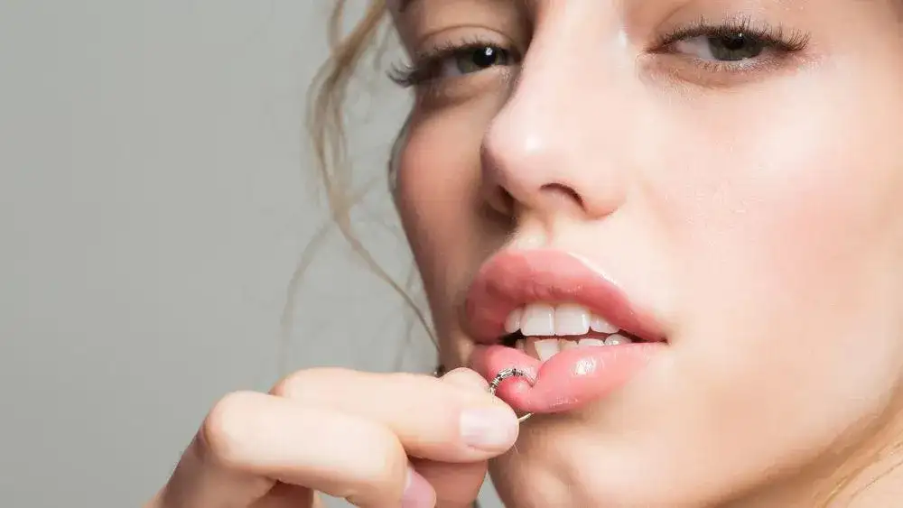 Limfa z kolczyka: jak rozpoznać infekcję i dbać o przekłucie