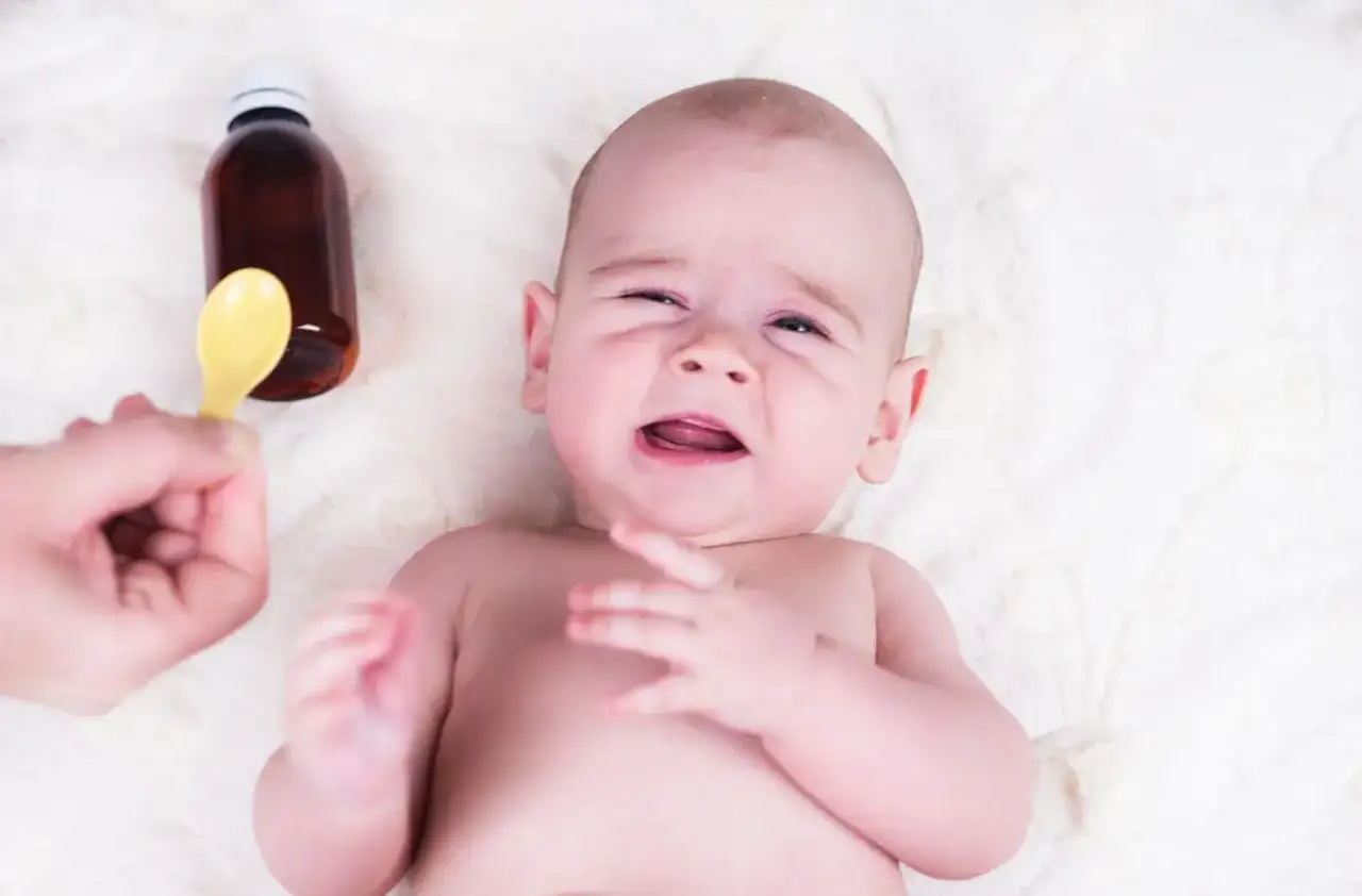 Płaczliwy maluch, któremu podaje się syrop. Szukamy rozwiązania, co na chrypkę u niemowlaka, by ulżyć dziecku.