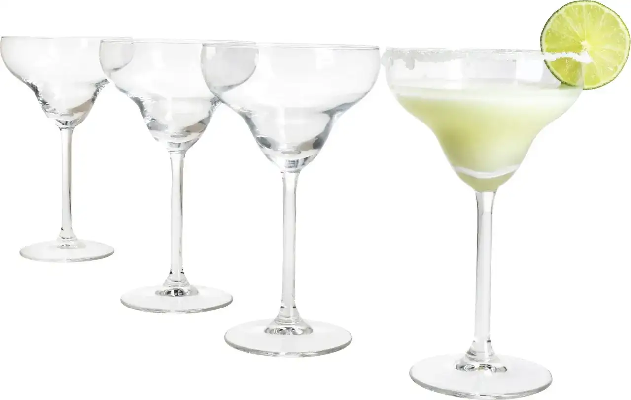 Cztery kieliszki do margarity, jeden z zielonym drinkiem i plasterkiem limonki, pozostałe puste.