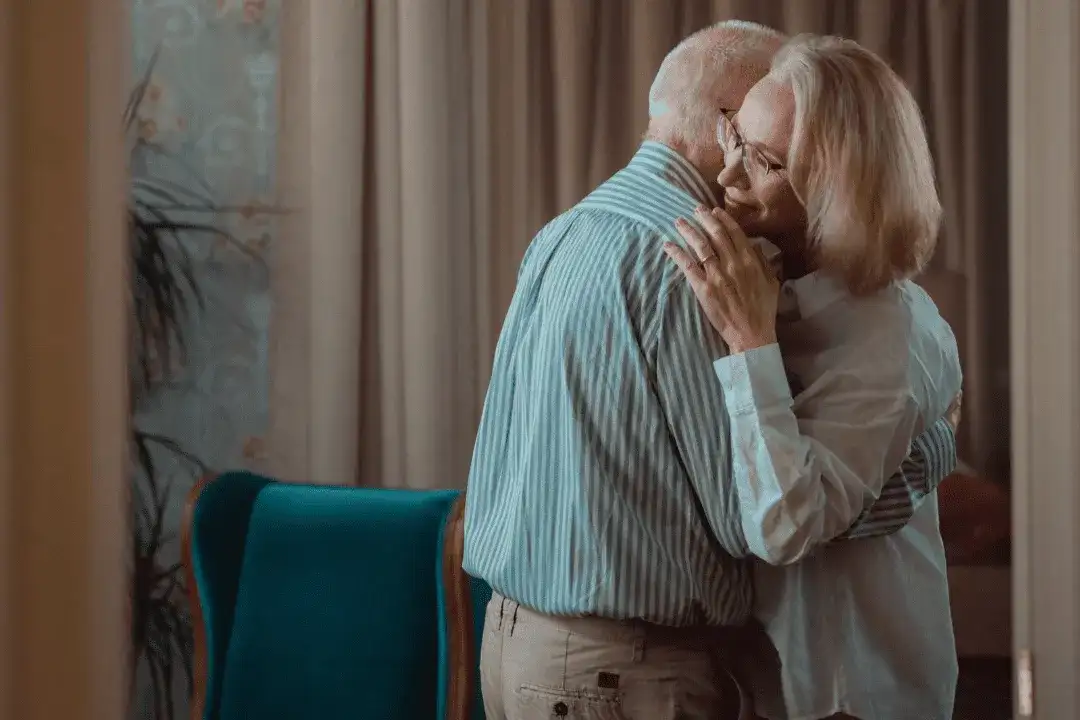 Prezent na rocznicę ślubu rodziców: 50+ pomysłów, które wzruszą!