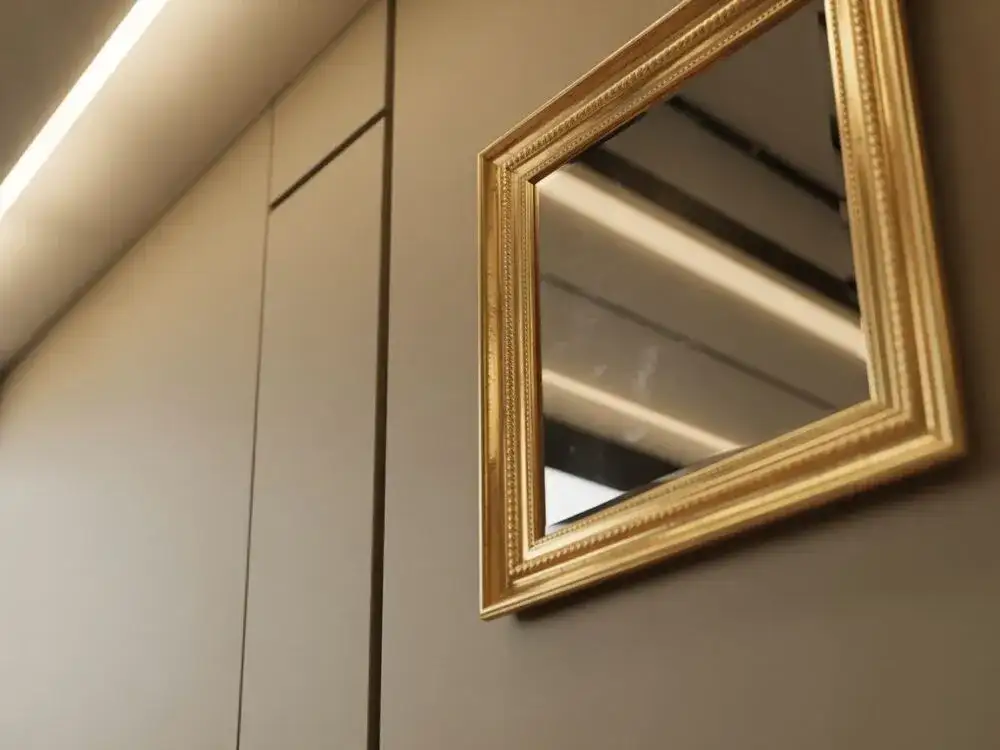 Jak powiesić lustro z ramą? Uniknij błędów poradnik DIY