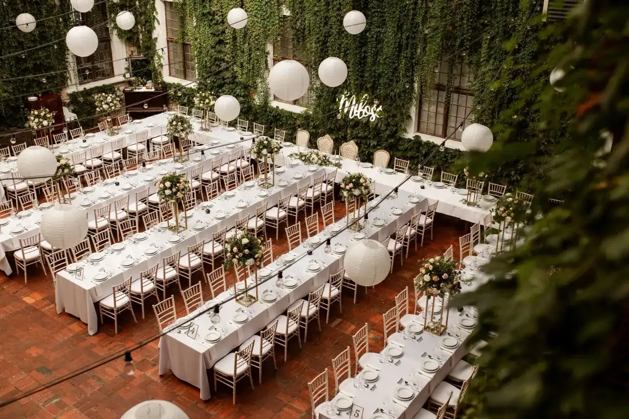 Najpiękniejsze miejsca na ślub w Polsce: Pałace, stodoły, plenery