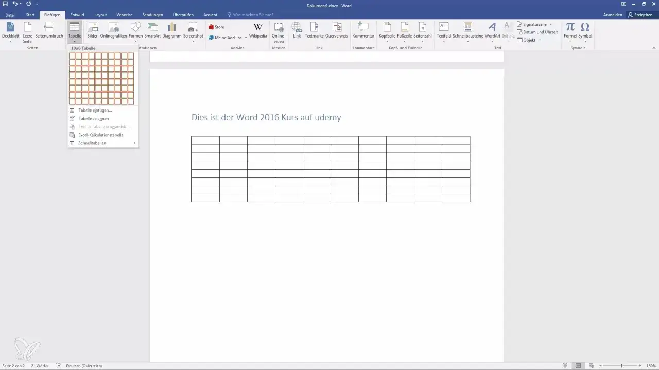 Jak zrobic tabelę w Wordzie? Widok menu "Wstawianie" z opcją tworzenia tabeli, obok widoczna jest już wstawiona tabela.