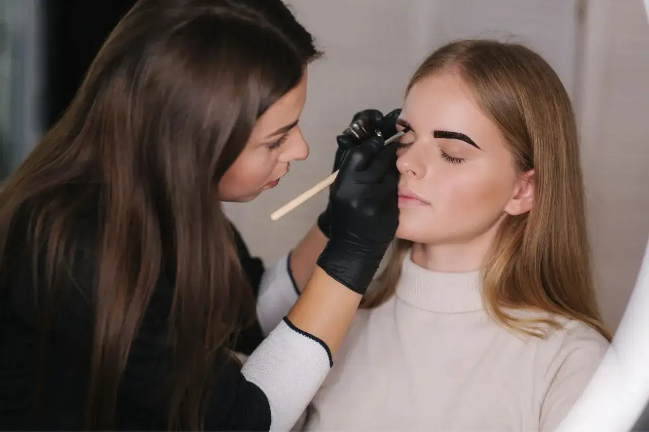 Czym się różni henna pudrowa od farbki? Odkryj kluczowe różnice