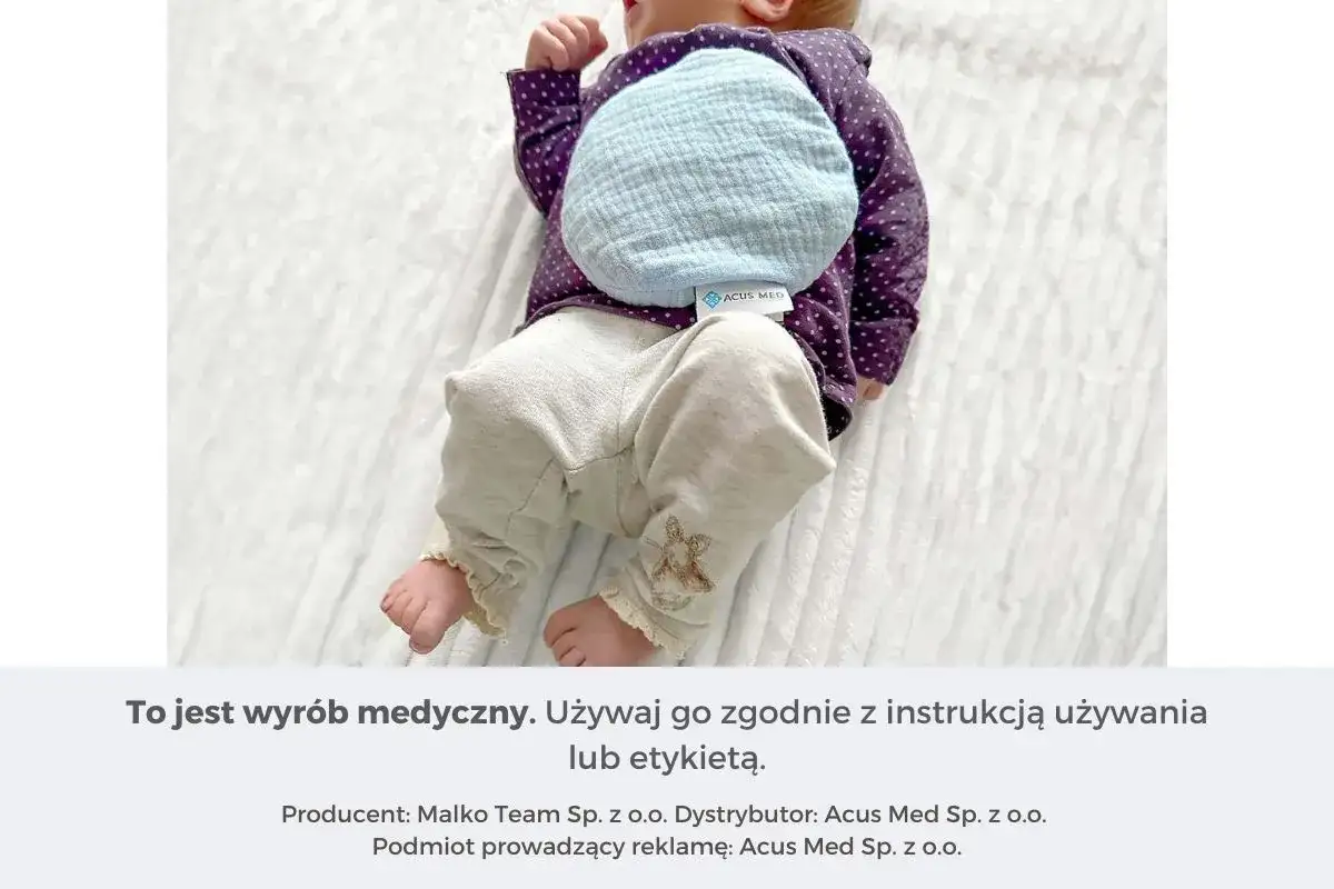 Niemowlę z termoforem z pestek wiśni na brzuszku. Dowiedz się, jak używać termofor z pestek wiśni, by przynieść ulgę maluszkowi.
