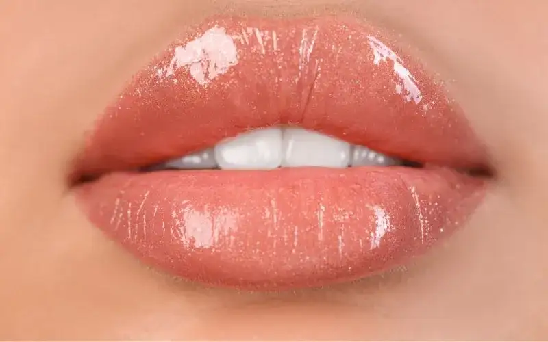 Makijaż po powiększaniu ust: Czekaj 24h czy dłużej?