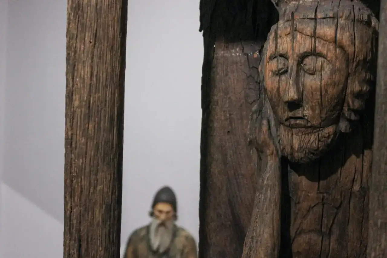 Chrystus Frasobliwy w drewnie: jak rozpoznać i kupić ikonę polskiej sztuki?