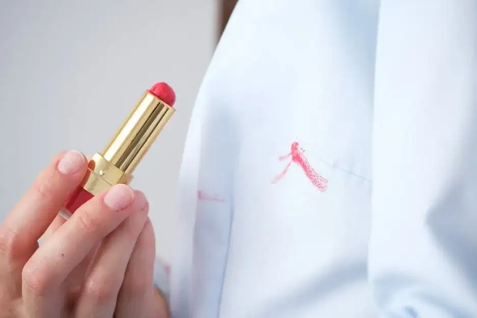 Jak skutecznie zmyć szminkę z ubrania i uniknąć trwałych plam