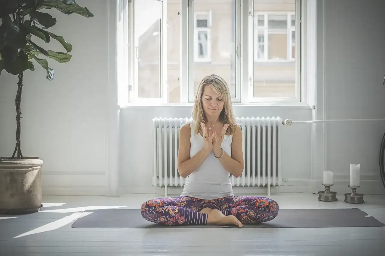 Zagrożenia otwierania czakr: Jak unikać pułapek i medytować bezpiecznie?