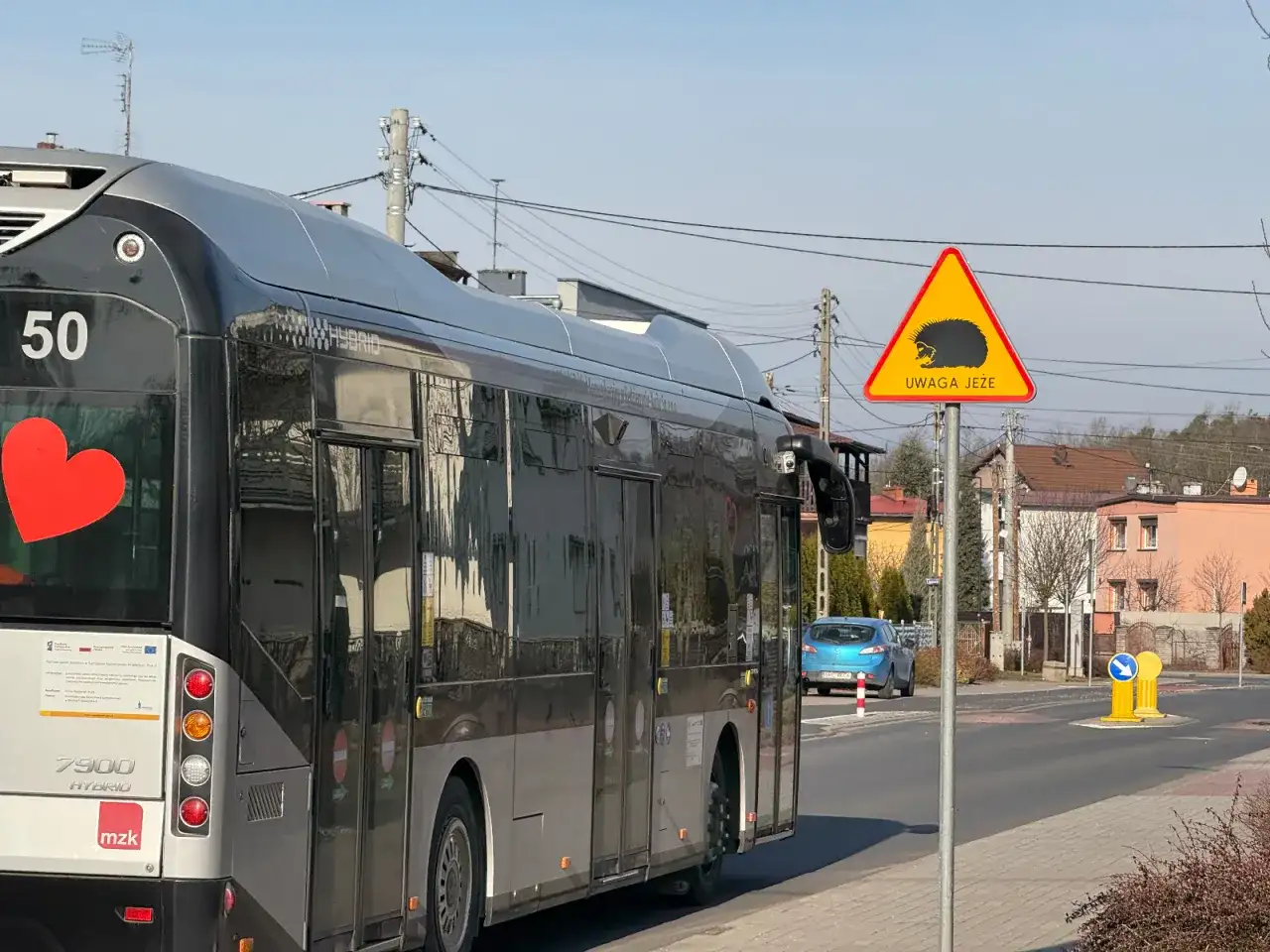 Znaki drogowe na osiedlu: Uniknij kary, postaw je legalnie!