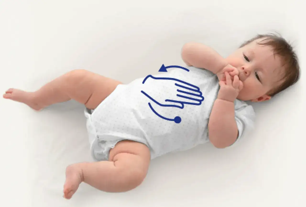 Jak masować brzuszek niemowlaka przy zaparciach, aby złagodzić ból