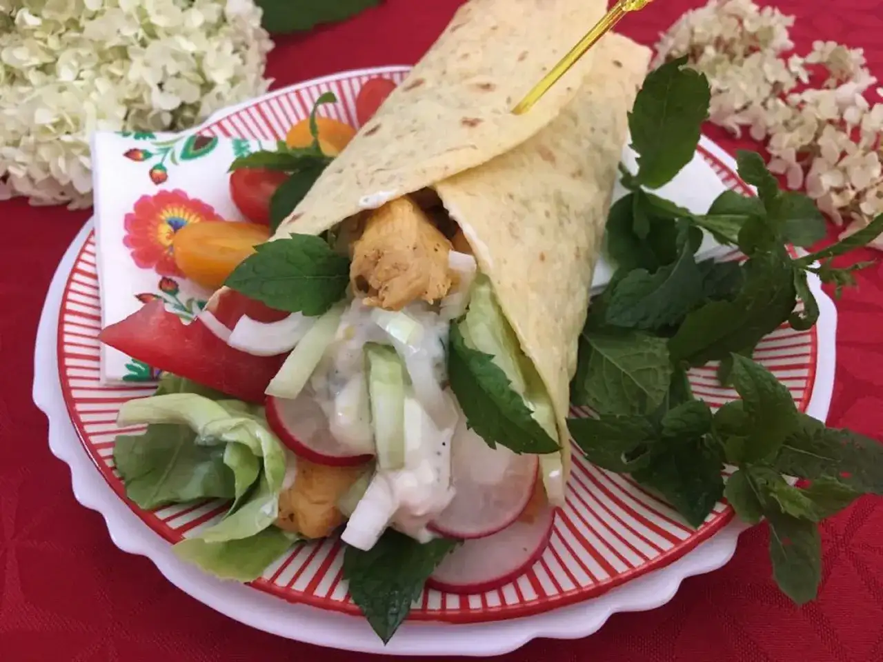 Idealne sosy do tortilli z kurczakiem: przepisy od Michała