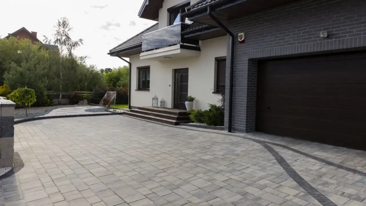 Podjazd: 6 czy 8 cm kostki? Trwałość bez awarii na lata!