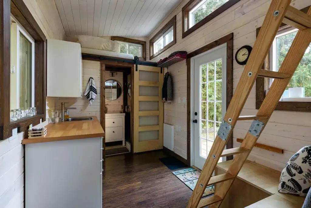 Jak urządzić mały domek na działce, aby maksymalnie wykorzystać przestrzeń