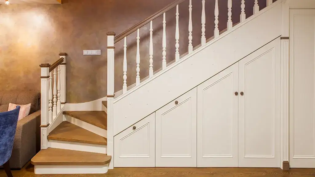 Jak zabudować przestrzeń pod schodami i zyskać cenne miejsce w domu