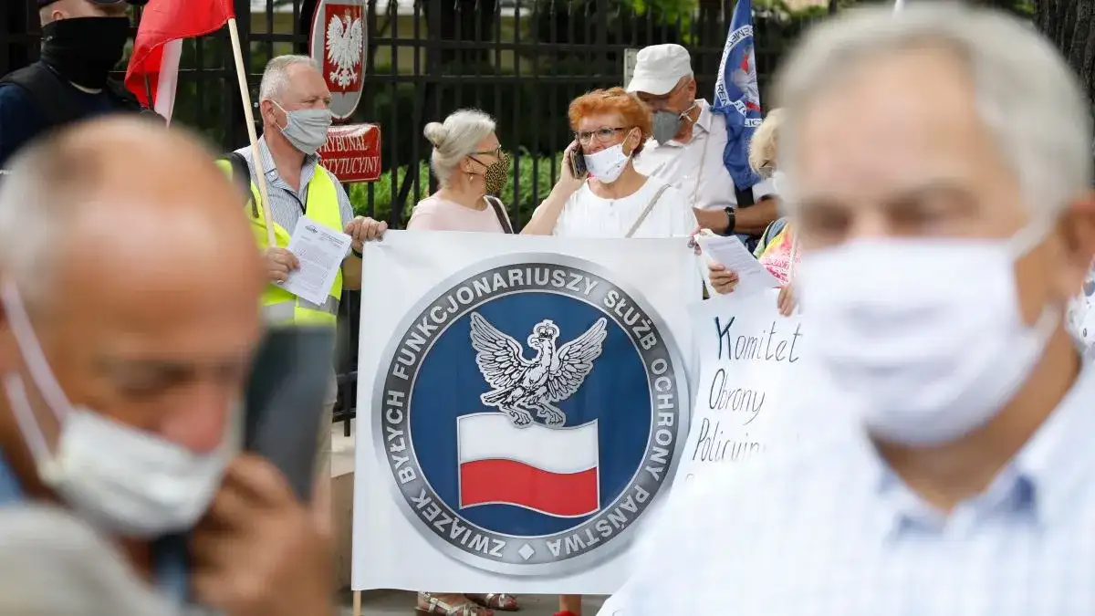 Jak odzyskać pełną emeryturę po dezubekizacji i uniknąć problemów?