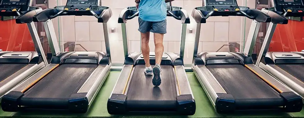 Czy bieganie na bieżni jest zdrowe? Odkryj jego zalety i wady