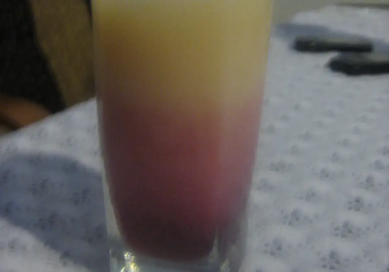 Orzeźwiający drink z wiśniówką i sokiem bananowym na lato