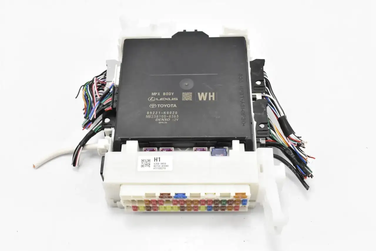 Gdzie są bezpieczniki w Toyota Yaris 2? Sprawdź ich lokalizację