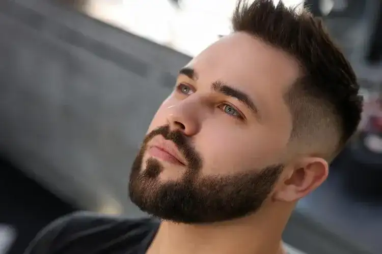 Myślę, że to świetny pomysł! Oto propozycja Meta Tytułu, która spełnia wszystkie kryteria: Odmładzające fryzury męskie: Odejmij sobie lat dobrym cięciem!