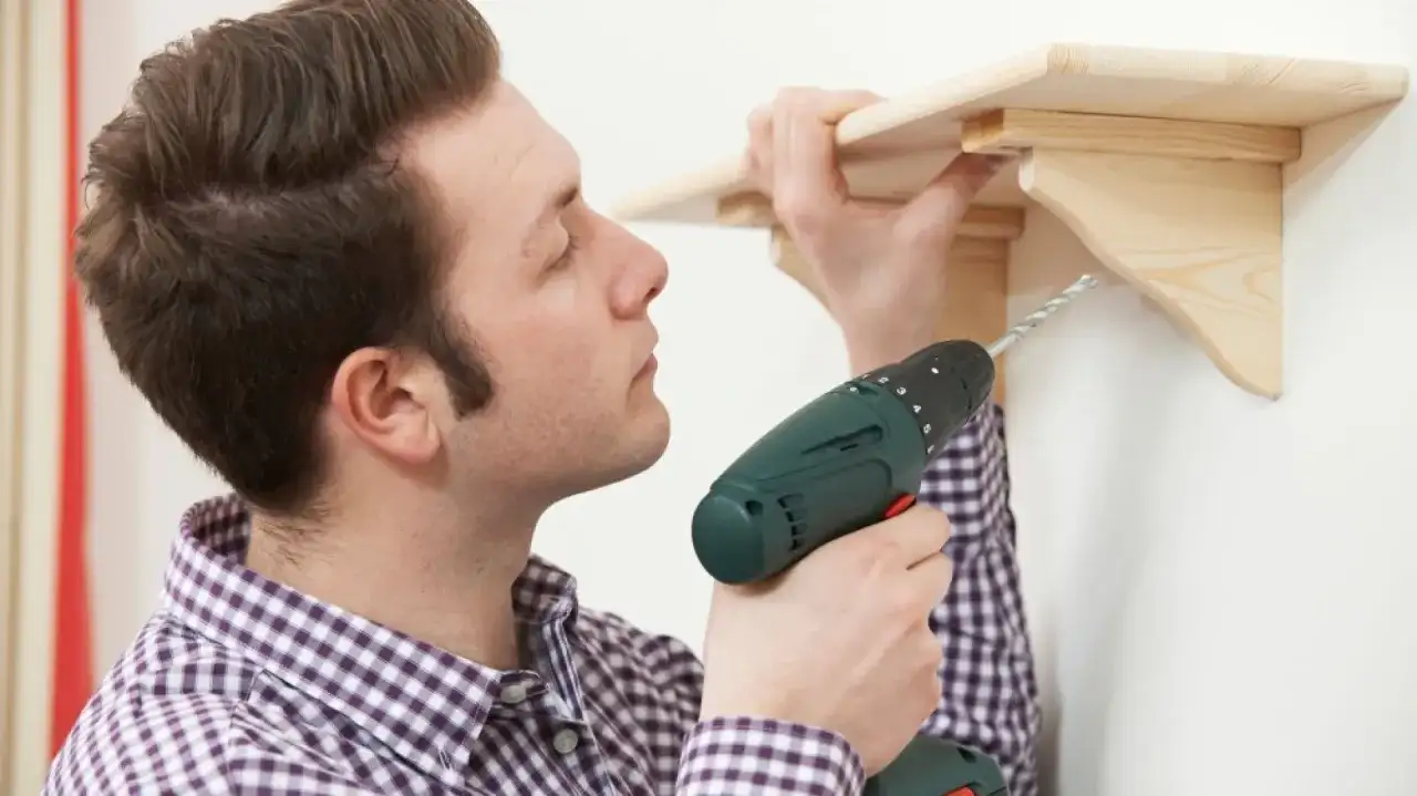 Jak zamontować kołki w regipsach bez błędów i frustracji