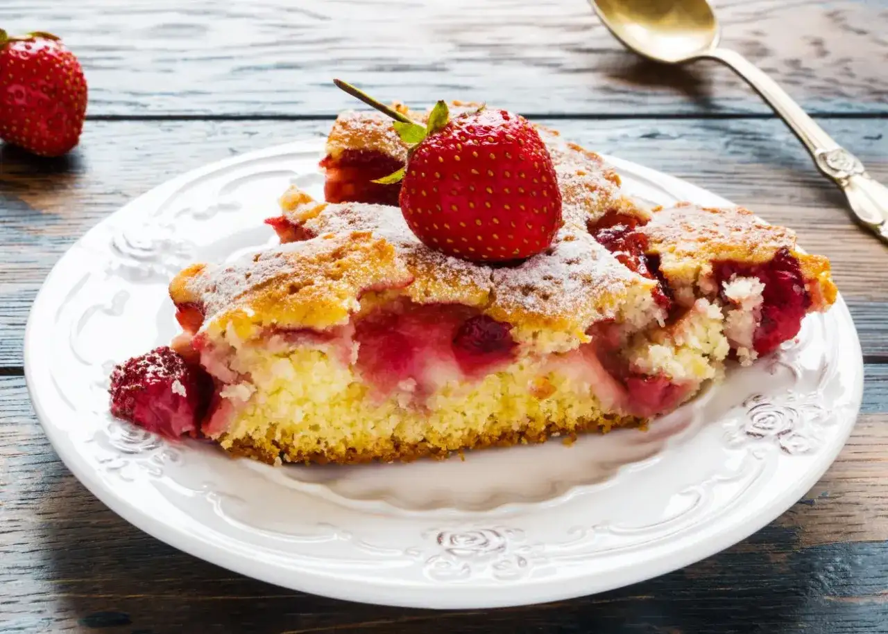 Truskawkowy raj na talerzu? Poznajmy biszkopt z kremem i owocami