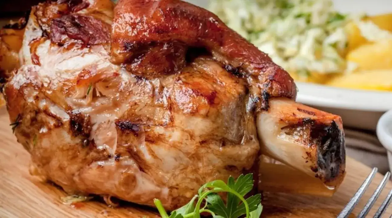 Golonka: Jak gotować, by była miękka i miała chrupiącą skórkę?