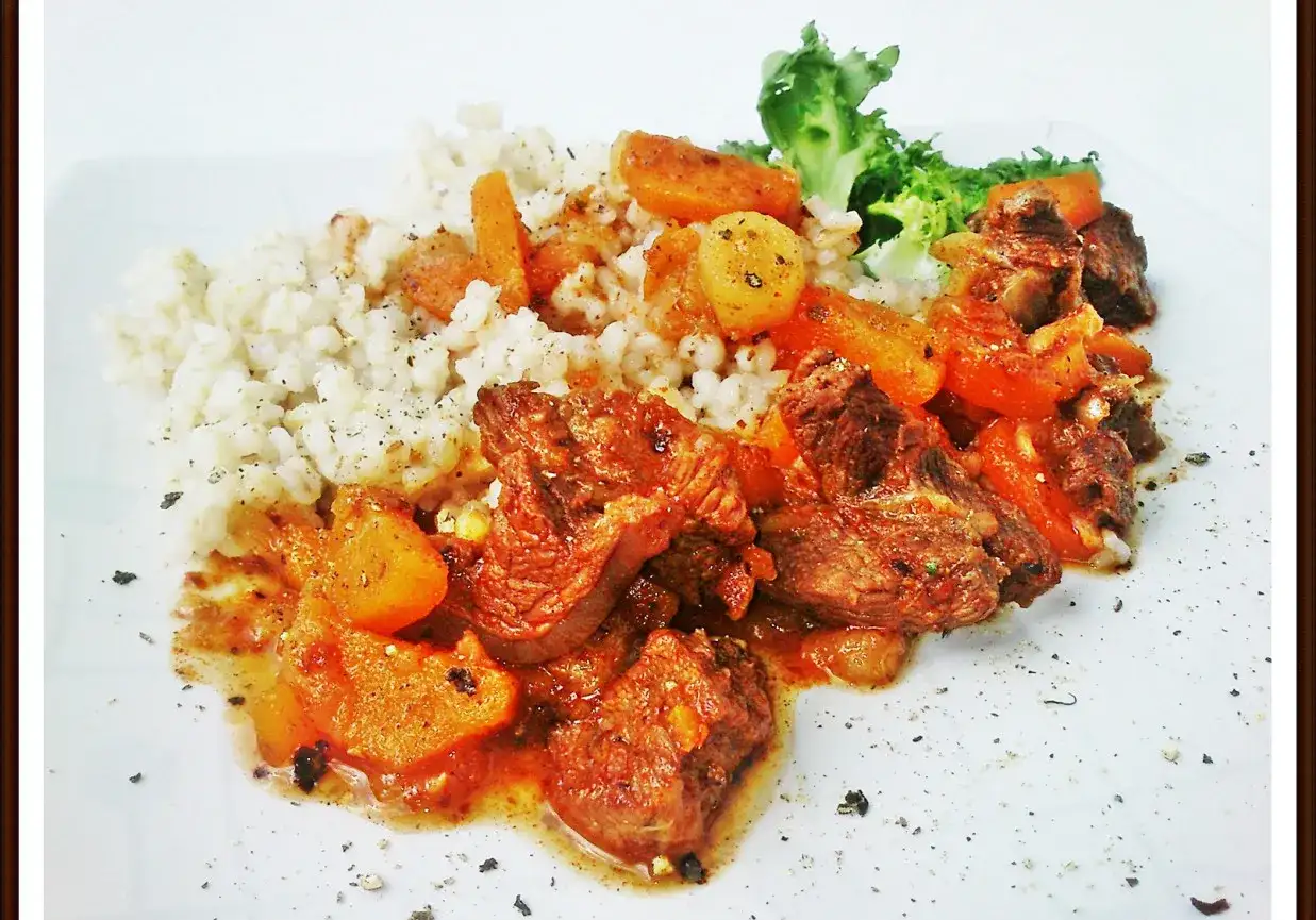 Przepis na dietetyczny gulasz wołowy fit - jak zdrowo przygotować klasykę