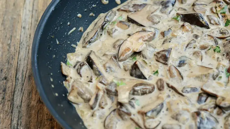  Sos grzybowy z mrożonych grzybów i śmietany - przepis krok po kroku